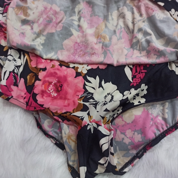 Maxine Of Hollywood Swim Suit - Picture 5 of 15